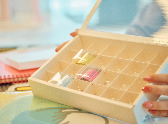 写真：インタビューでグッズを紹介する様子